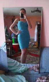 niebieska sukienka